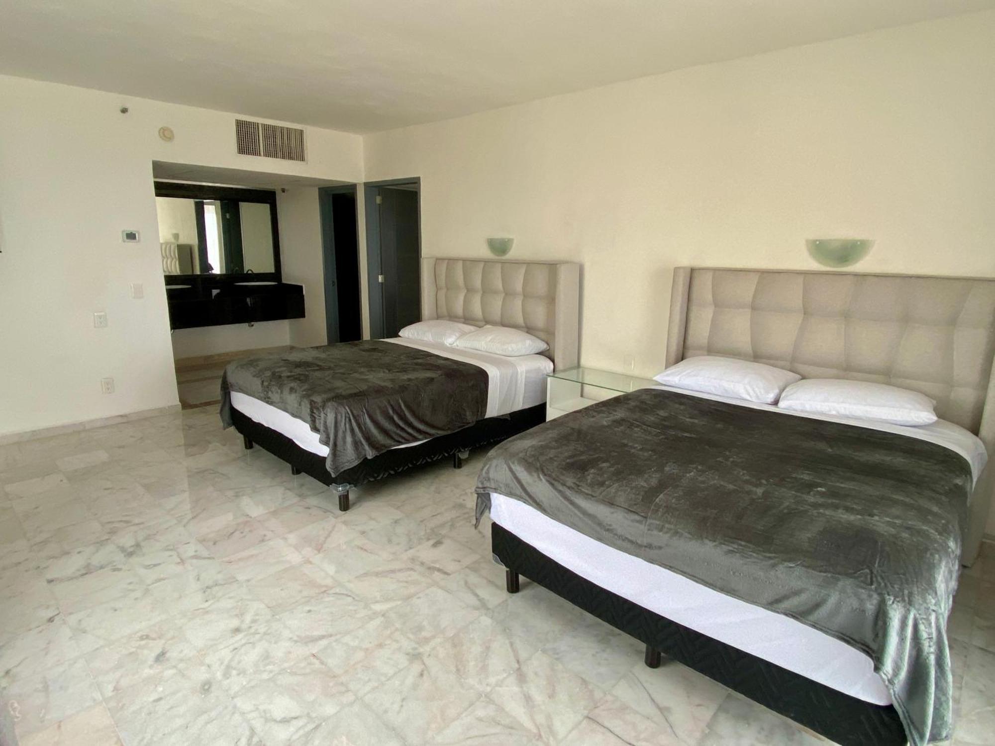 Condo In Ocean Front Resort Cancun Room photo